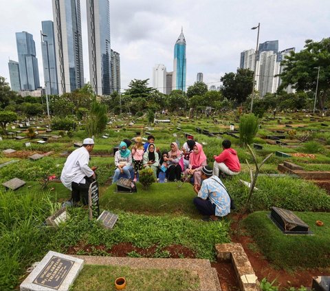 Sejumlah peziarah berdoa di makam keluarga di Tempat Pemakaman Umum (TPU) Karet Bivak, Jakarta, Minggu (3/3/2024). Sepekang menjelang bulan suci Ramadan, TPU Karet Bivak mulai ramai dengan peziarah. Liputan6.com/Angga Yuniar