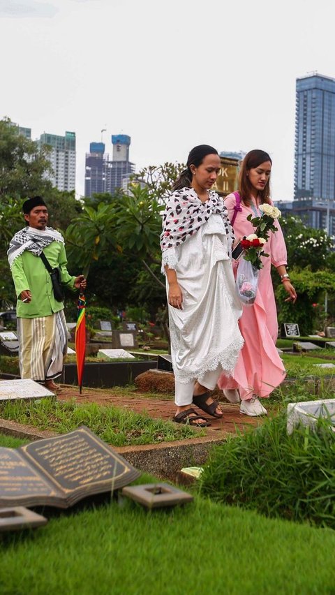 Peziarah datang untuk mendoakan keluarga dan leluhurnya yang telah berpulang. Liputan6.com/Angga Yuniar