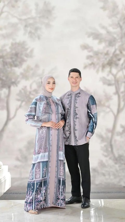 <b>15 Rekomendasi Baju Couple untuk Lebaran 2024, Tampil Modis dan Serasi</b>