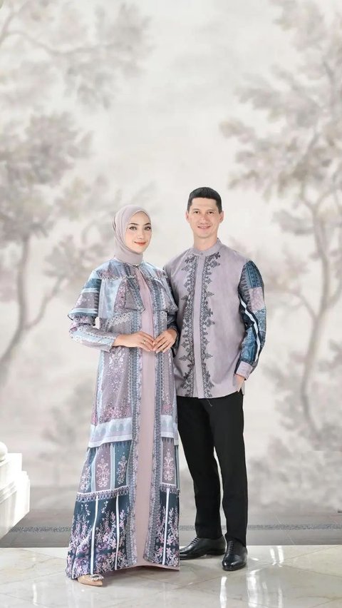 Inspirasi model baju lebaran couple paling trendi di 2024 untuk tampil kompak dan serasi bersama keluarga.