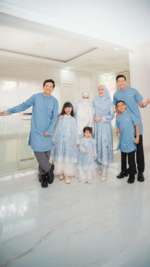 Inspirasi model baju lebaran couple paling trendi di 2024 untuk tampil kompak dan serasi bersama keluarga.