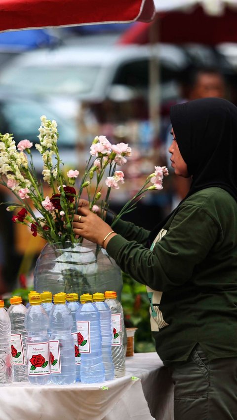 Mereka memanfaatkan tingginya permintaan bunga tabur karena banyak umat Islam yang berziarah ke makam keluarga menjelang Ramadan. Liputan6.com/Angga Yuniar