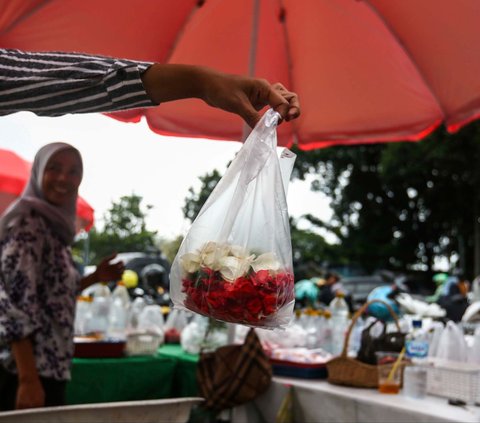 FOTO: Berkah Ramadan, Pedagang Bunga Tabur Musiman Raup Rupiah dari Peziarah