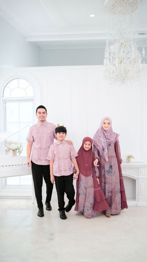 Inspirasi model baju couple lebaran 2024 paling hits dan baru untuk tampil kompak dan serasi bersama dan orang-orang tersayang.