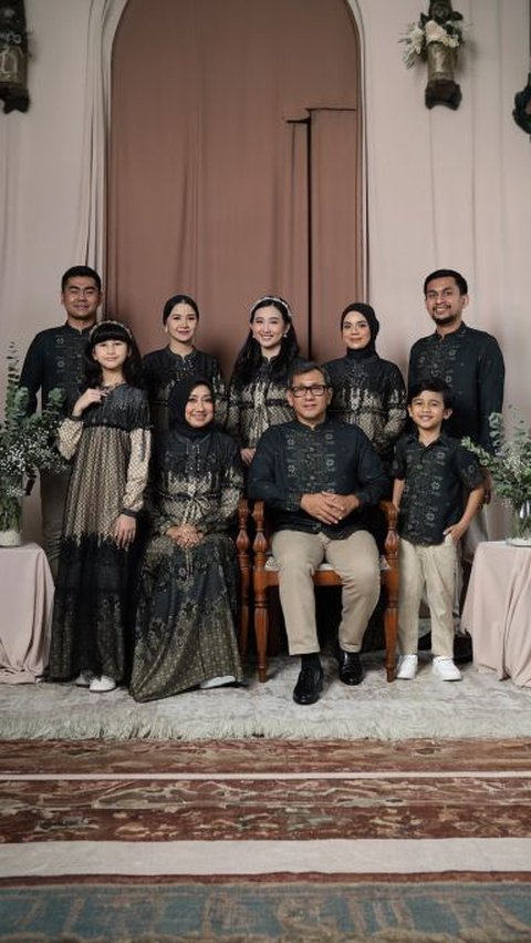 Inspirasi model baju couple lebaran 2024 paling hits dan baru untuk tampil kompak dan serasi bersama dan orang-orang tersayang.