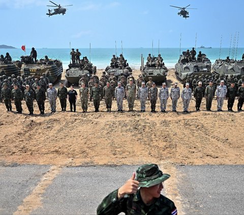 Sejumlah tentara dari berbagai negara saat ambil bagian dalam latihan militer 'Cobra Gold' di Chonburi, Thailand, pada 1 Februari 2024. Thailand kembali menggelar latihan militer terbesar se-Asia Tenggara bertajuk 'Cobra Gold'. Manan Vatsyayana/AFP