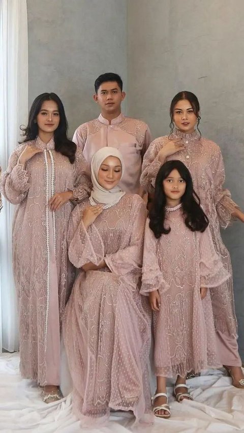 Inspirasi model baju lebaran couple trendy di 2024 untuk tampilan lebih kompak bersama keluarga dan orang -orang tersayang.