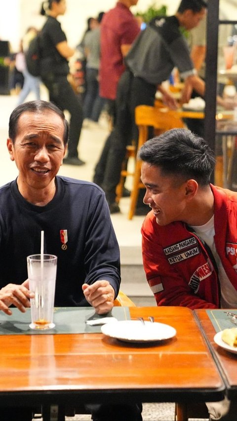 Presiden RI Joko Widodo saat bertemu dan minum teh bersama dengan sejumlah pengurus PSI, di antaranya Ketum Kaesang Pangarep, dan sejumlah kader muda PSI di Braga Permai, Bandung, Jawa Barat, Sabtu (3/2/2024) malam. Usai pertemuan tersebut, Jokowi mengaku sudah lama senang dengan PSI. Mengingat PSI identik dengan partai anak muda. Jokowi menyakini jika PSI nantinya akan memperjuangkan pemerintahan yang baik. Dan tentu bebas&nbsp;korupsi.&nbsp;IST