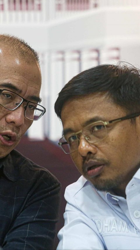 Ketua Komisi Pemilihan Umum (KPU) Republik Indonesia Hasyim Asy&rsquo;ari (tengah) bersama anggota Komisi Pemilihan Umum (KPU) Republik Indonesia Auguts Mellaz (kedua dari kiri), Idham Holik (kedua dari kanan), Betty Epsilon Idroos (kanan) dan Sekretaris Jenderal Komisi Pemilihan Umum(KPU) Bernad Dermawan Sutrisno (kiri) meninggalkan ruangan usai memberikan konferensi pers terkait pendaftaran pasangan calon presiden dan calon wakil presiden di Ruang Konferensi Pers KPU RI, Jakarta,Senin (16/10/2023). Komisi Pemilihan Umum (KPU) akan membuka periode pendaftaran pasangan calon presiden dan calon wakil presiden (capres-cawapres) pada Pilpres 2024 mulai dari 19 Oktober sampai dengan 25 Oktober 2023. Sementara itu, KPU juga menjadwalkan jam pendaftaran pasangan calon Capres-Cawapres mulai dari pukul 08.00 WIB sampai dengan 16.00 WIB. Namun, khusus untuk hari terakhir pendaftaran, KPU membuka waktu pendaftaran mulai dari pukul 08.00 WIB sampai dengan 23.59 WIB pada 25 Oktober 2023. Sesuai dengan urutan proses pendaftaran, KPU akan melakukan verifikasi dokumen persyaratan Capres-Cawapres termasuk pemeriksaan kesehatan.