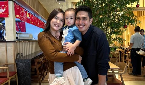 Pricilla Deasy mengunggah foto kebersamaan dengan suami dan sang anak. Dia ikut menyampaikan selamat ultah buat sang suami tercinta.<br>