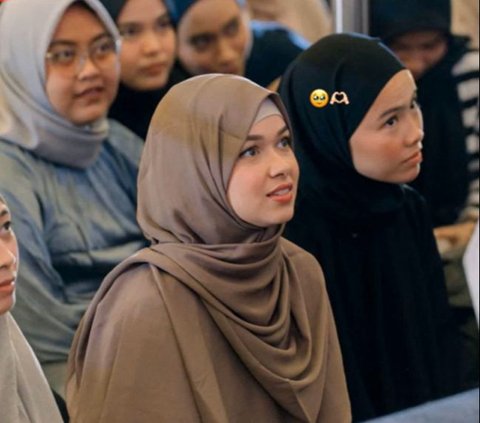 More Diligent in Attending Study, Rebecca Klopper's Appearance with Hijab Makes People Stunned
