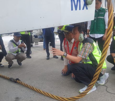 Menhub Budi Karya Sumadi melakukan pemeriksaan atau ramp check dua pesawat di Bandara Soekarno-Hatta Jumat (29/3).