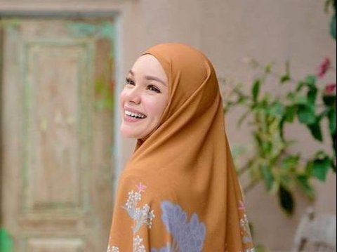 Dewi Sandra Dapat Kecaman Salah Alamat dari Netizen usai Akun Instagramnya Dikira Milik Sandra Dewi, Tulis Pesan Bijak