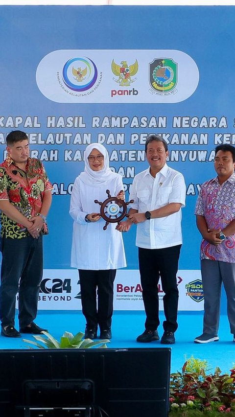 Nelayan Banyuwangi Terima Dua Kapal Rampasan Ilegal Fishing dari KKP