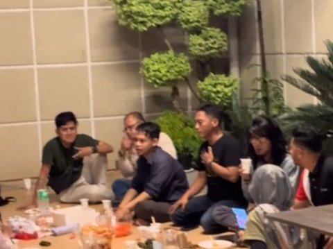 Tak Bisa Ikut Bukber karena Masih Jualan, Aksi Teman-Teman Lakukan Hal Tak Terduga Ini Tuai Pujian