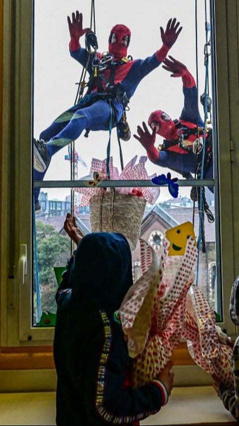 FOTO: Aksi Spiderman Bagikan Telur Paskah untuk Pasien Anak di Rumah Sakit Italia