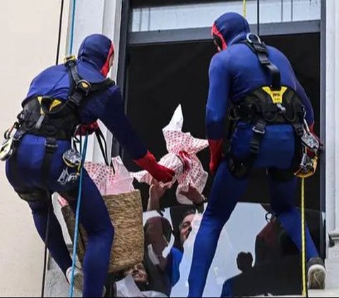 FOTO: Aksi Spiderman Bagikan Telur Paskah untuk Pasien Anak di Rumah Sakit Italia