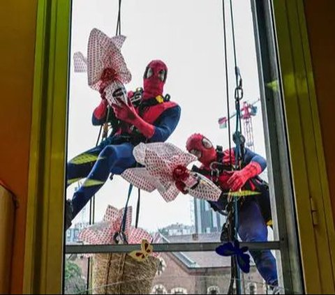 FOTO: Aksi Spiderman Bagikan Telur Paskah untuk Pasien Anak di Rumah Sakit Italia