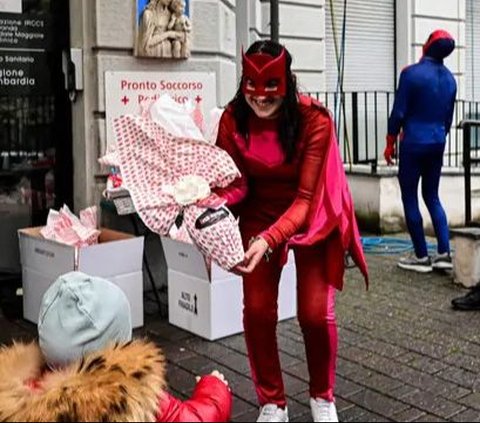 FOTO: Aksi Spiderman Bagikan Telur Paskah untuk Pasien Anak di Rumah Sakit Italia