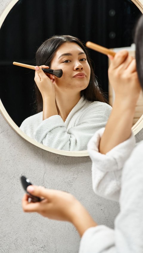 Retouch Makeup Hanya dalam 2 Langkah, Anti Repot Hasilnya Cetar
