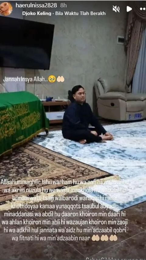 Dalam Instagram Stories Nassar, terlihat ia mengunggah ulang salah satu unggahan pelayat. Unggahan itu memperlihatkan potret dirinya sedang duduk di samping jenazah sang ayah.<br>