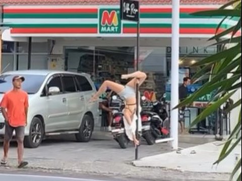 For Content, Foreigner Shows off Pole Dance on the Streets of Bali