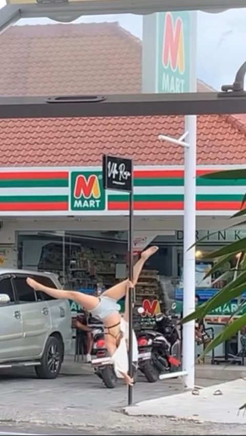 For Content, Foreigner Shows off Pole Dance on the Streets of Bali