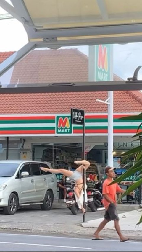 For Content, Foreigner Shows off Pole Dance on the Streets of Bali