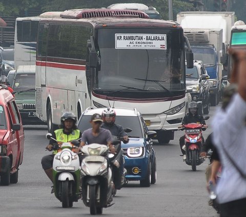 Bus Antar Kota Antar Provinsi (AKAP) melintas di kawasan Pasar Rebo, Jakarta, Sabtu (30/3/2024). Korps Lalu Lintas (Korlantas) Polri mengambil langkah tegas untuk menindak semua kendaraan, khususnya bus, yang menggunakan klakson tidak standar atau 'telolet'. Merdeka.com/Imam Buhori<br>