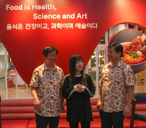Korean Youtuber Tzuyang's Jjampong Noodle Mukbang in Indonesia