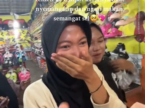 Touching Moment Woman is Visited by Her Friend at Work Because She Couldn't Attend Bukber, Proof of True Friendship!