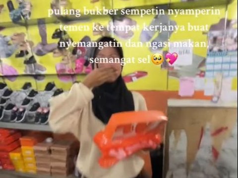 Touching Moment Woman is Visited by Her Friend at Work Because She Couldn't Attend Bukber, Proof of True Friendship!