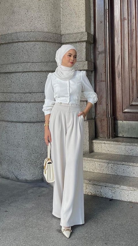Ide Tampilan Outfit Serba Putih, Beraura Profesional untuk Hijaber