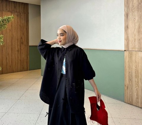 Exciting! Dramatic Combination of All-Black Outfit and Bright Red Bag