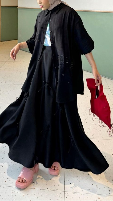 Exciting! Dramatic Combination of All-Black Outfit and Bright Red Bag