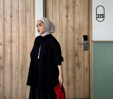 Exciting! Dramatic Combination of All-Black Outfit and Bright Red Bag