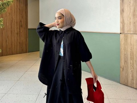 Exciting! Dramatic Combination of All-Black Outfit and Bright Red Bag