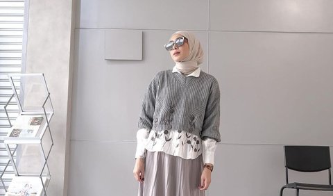 <b>Layer Kemeja dengan Sweater</b>