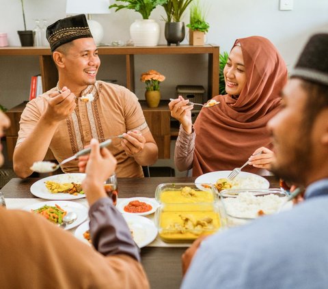 Don't Go Overboard, 5 Tips for Maintaining a Balanced Diet During Eid