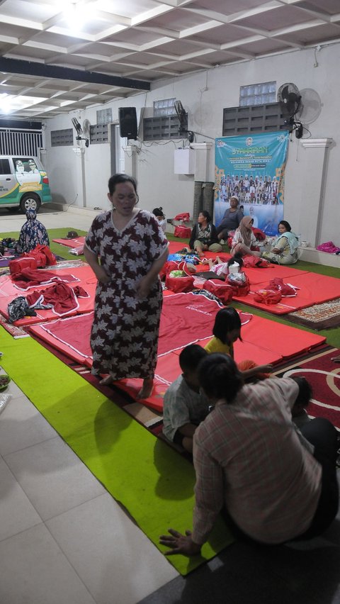 FOTO: Imbas Kebakaran Dahsyat Gudang Peluru TNI, Warga Dievakuasi ke Pengungsian