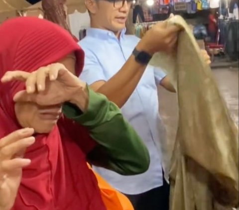 Langsung Dibalas Kontan oleh Tuhan, Momen Penjual Beri Nenek-nenek Mukena yang Tak Punya Uang Ini Viral