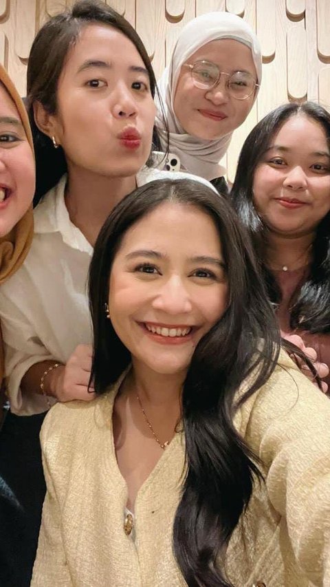 Potret Seru Prilly Latuconsina Bukber Bareng Genk SMP, Ada Foto Jadul Bikin Salfok