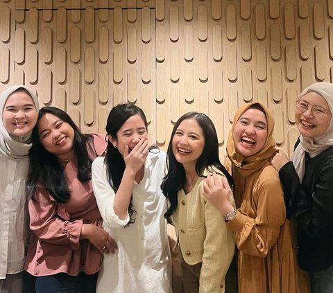 Potret Seru Prilly Latuconsina Bukber Bareng Genk SMP, Ada Foto Jadul Bikin Salfok