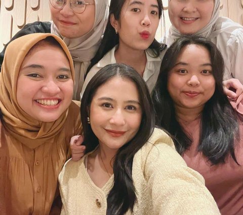 Potret Seru Prilly Latuconsina Bukber Bareng Genk SMP, Ada Foto Jadul Bikin Salfok