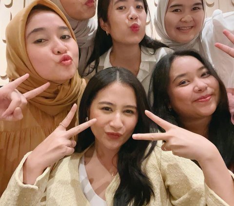 Potret Seru Prilly Latuconsina Bukber Bareng Genk SMP, Ada Foto Jadul Bikin Salfok