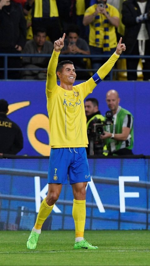 Tiga gol tersebut dicetak Ronaldo saat bermain untuk Al Nassr pada laga melawan Al Tai di Liga Arab Saudi 2023/2024, Minggu (31/3/2024) dini hari. Foto: REUTERS / Stringer<br>