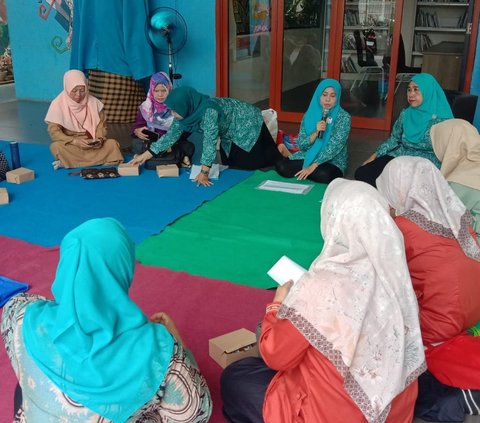 Berkah Jualan Keripik, Mardiah Selamatkan Ibu-Ibu dari Rentenir dan Bantu Warga Pakai Koin Peduli