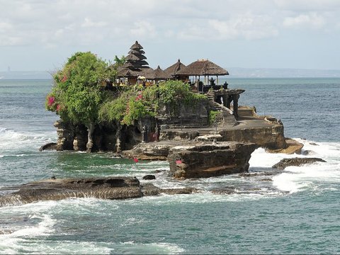 <b>6. Pantai Tanah Lot, Bali</b>