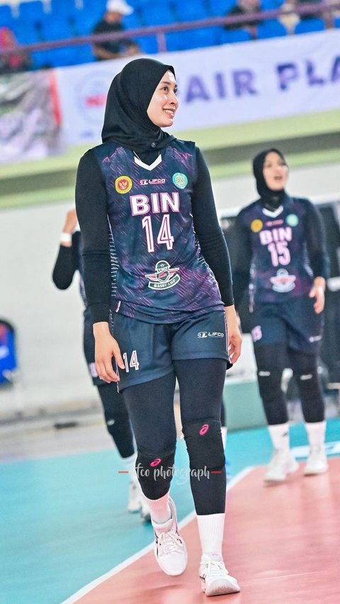 The figure of Alya Annastasya, the Angel of Indonesian Volleyball, who actually focused on badminton during her childhood.