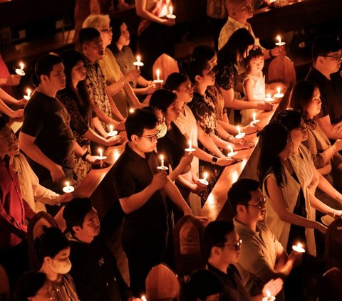 Gereja Santo Kristoforus menggelar misa malam Hari Raya Paskah. Ibadah itu berlangsung khusyuk dan khidmat.  <br><br>Hari Sabtu 30 Maret 2024 merupakan Hari Sabtu Suci Vigili Paskah atau Malam Paskah. Foto: Yasuyoshi CHIBA / AFP<br>